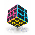 Speed Cube 3 x 3 mit schraffierten Elementen auf Podest