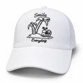 Weiße Smile Everyday Trucker Cap mit hochwertiger Stickerei und Mesh-Rückseite