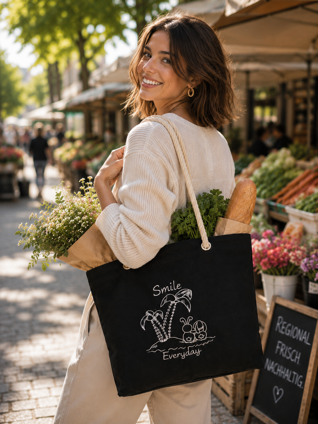 Frau mit Smile Everyday Shopper auf dem Wochenmarkt