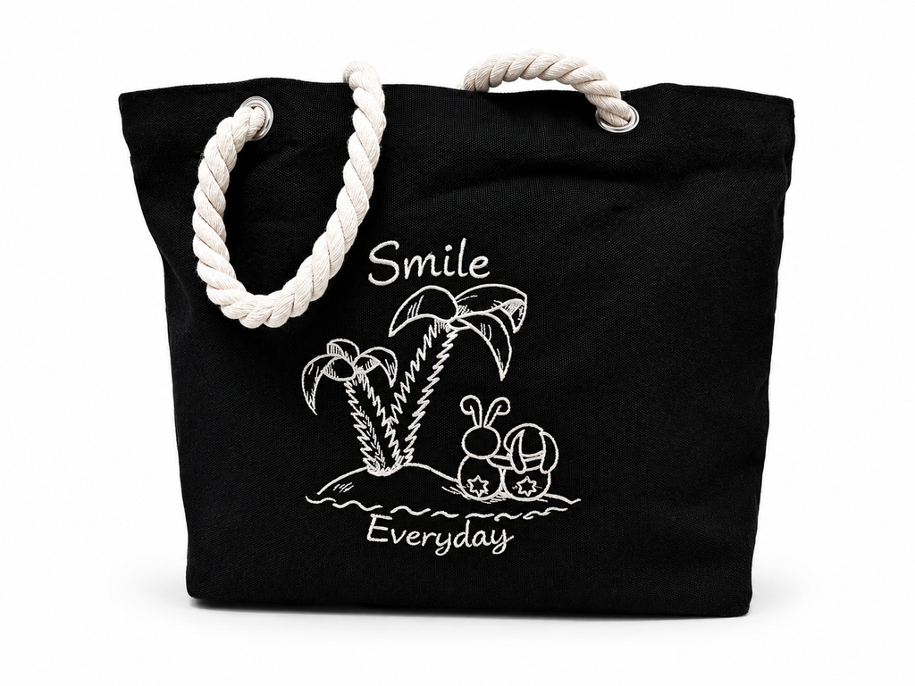 Schwarze XXL Canvas Strandtasche Smile Everyday mit Baumwoll-Kordelgriffen auf weißem Studiohintergrund